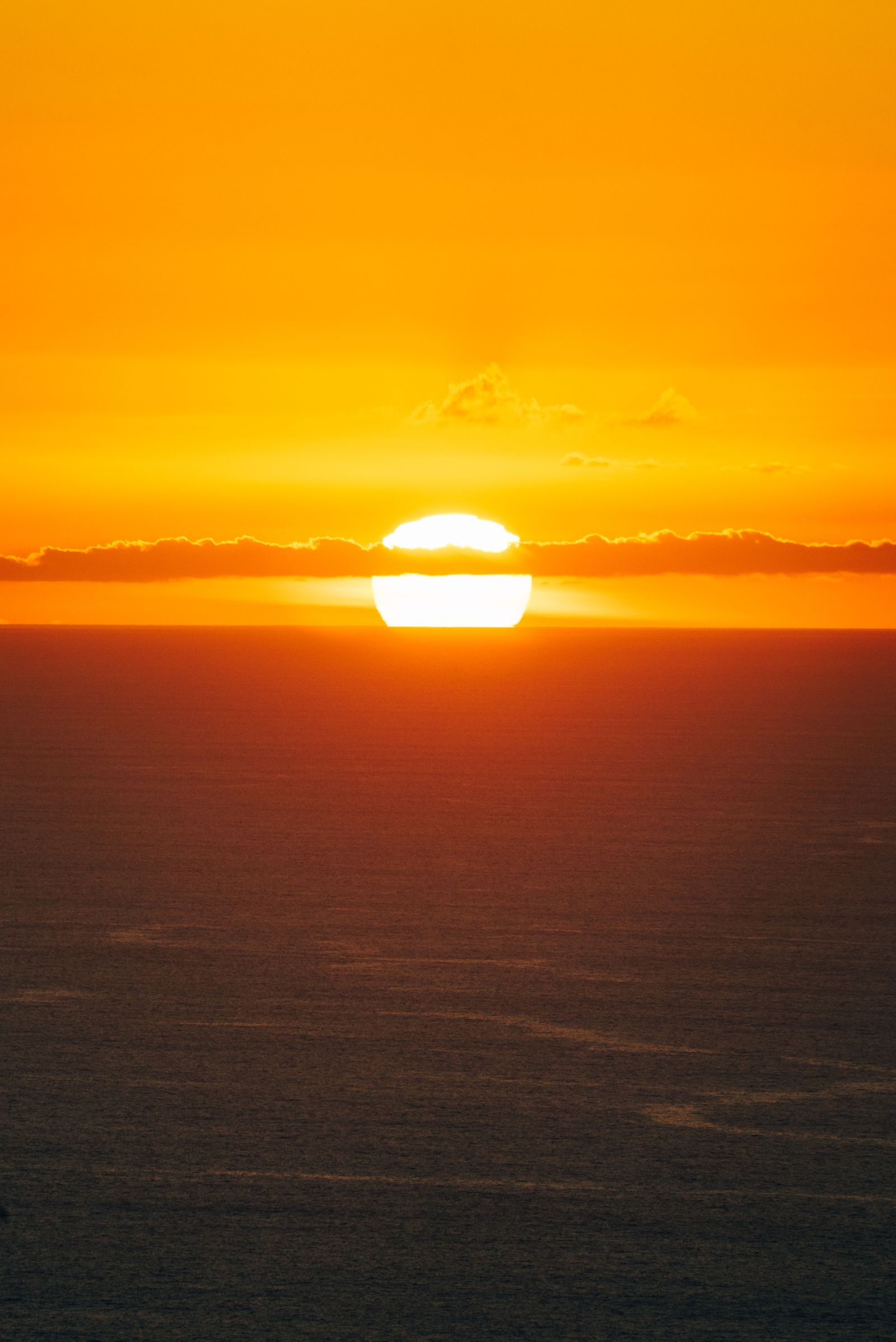 Lever de soleil doré sur l’horizon