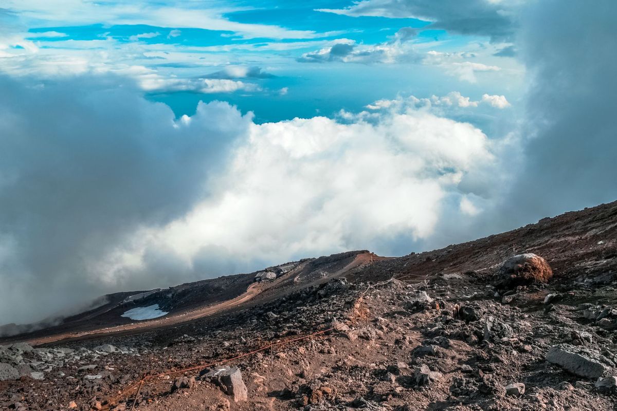 Vue apaisante d'un espace de réflexion avec lumière douce