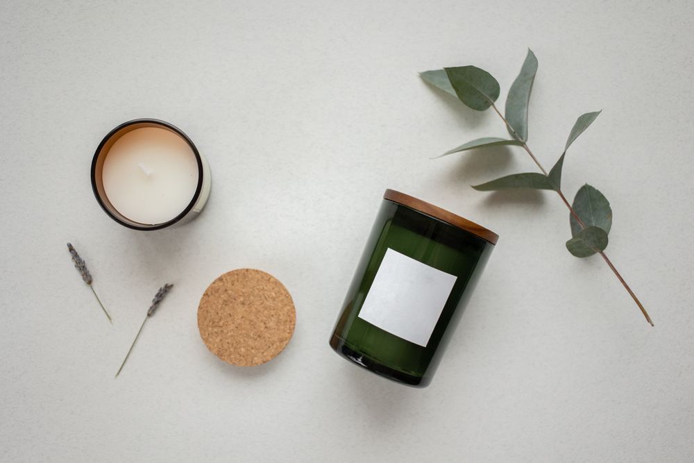 Mains tenant un carnet sur fond doux et naturel