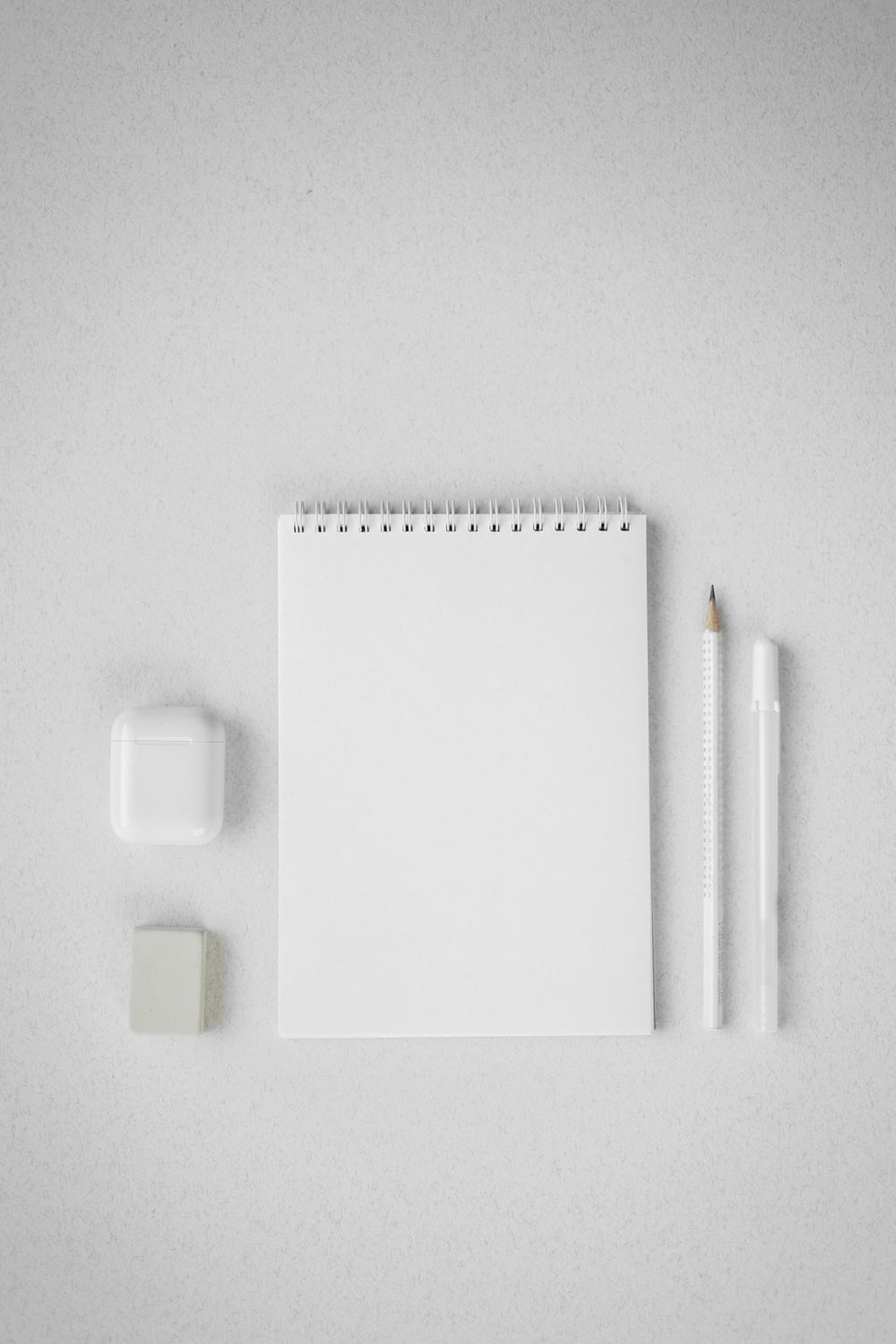Carnet avec liste de mots et lumière naturelle