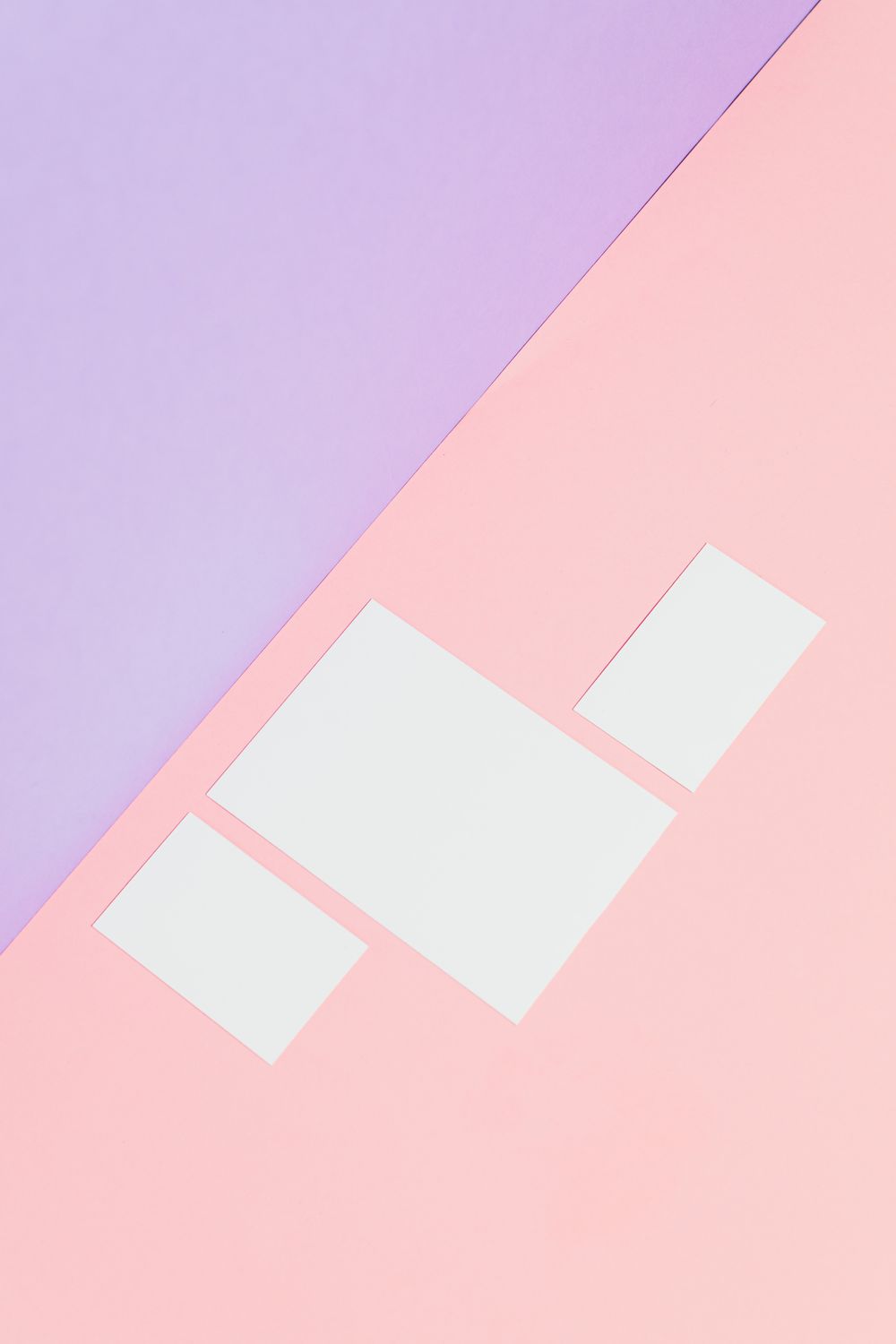 Table de réflexion avec carnet ouvert et lumière naturelle