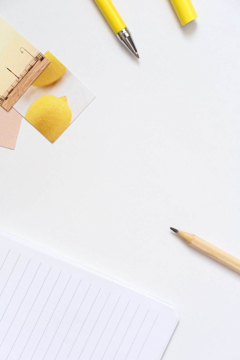 Espace de travail calme avec ordinateur et carnet