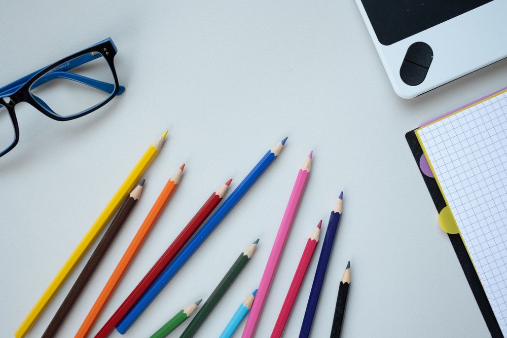 Agenda et carnet sur bureau structuré avec lumière naturelle