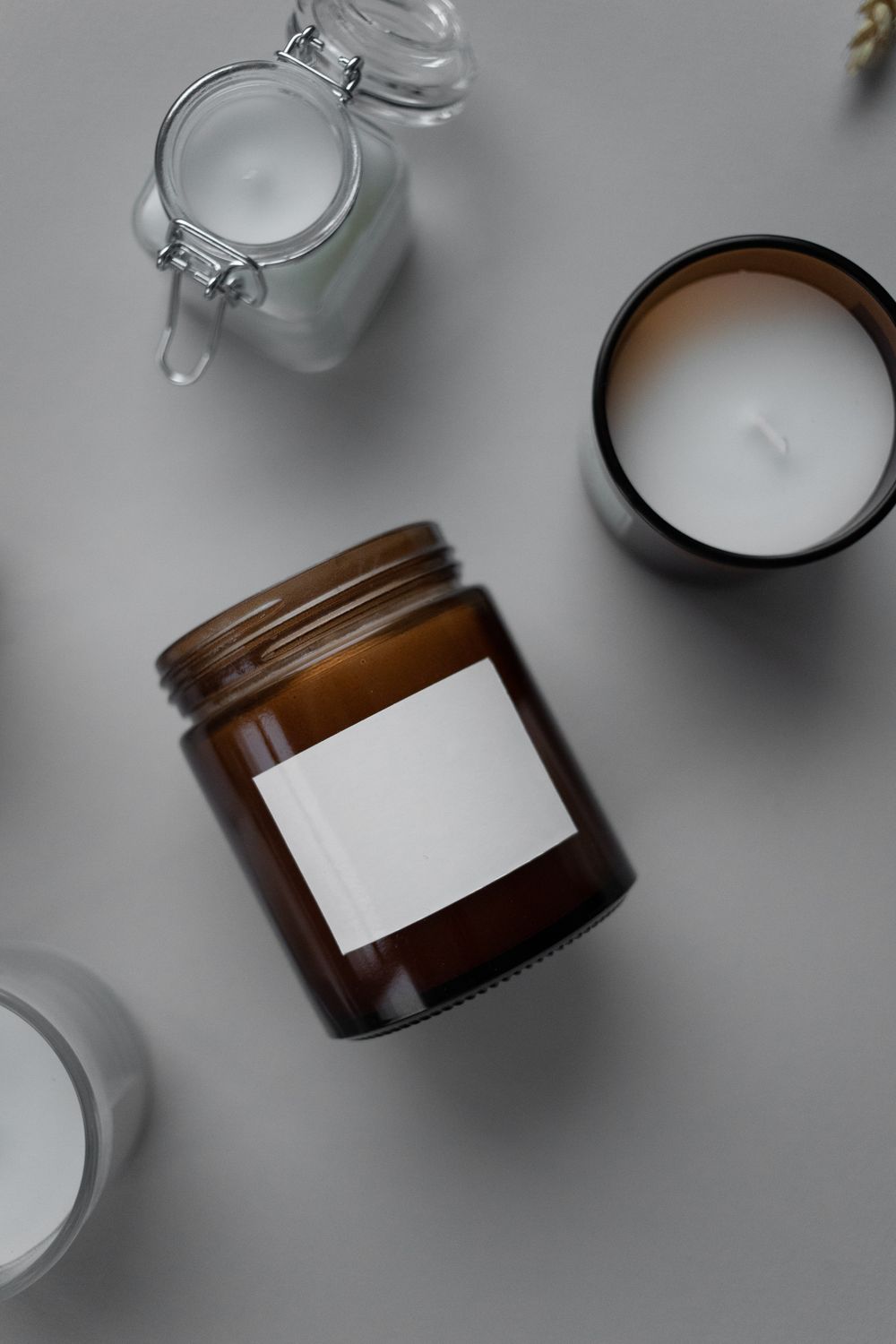 Carnet ouvert le matin avec lumière douce et café