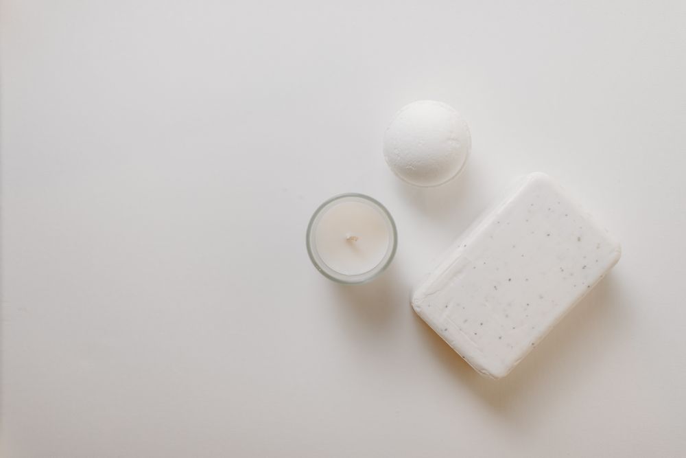 Espace de bien-être avec lumière naturelle et carnet