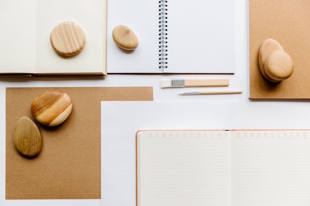 Carnet ouvert sur une table avec lumière douce