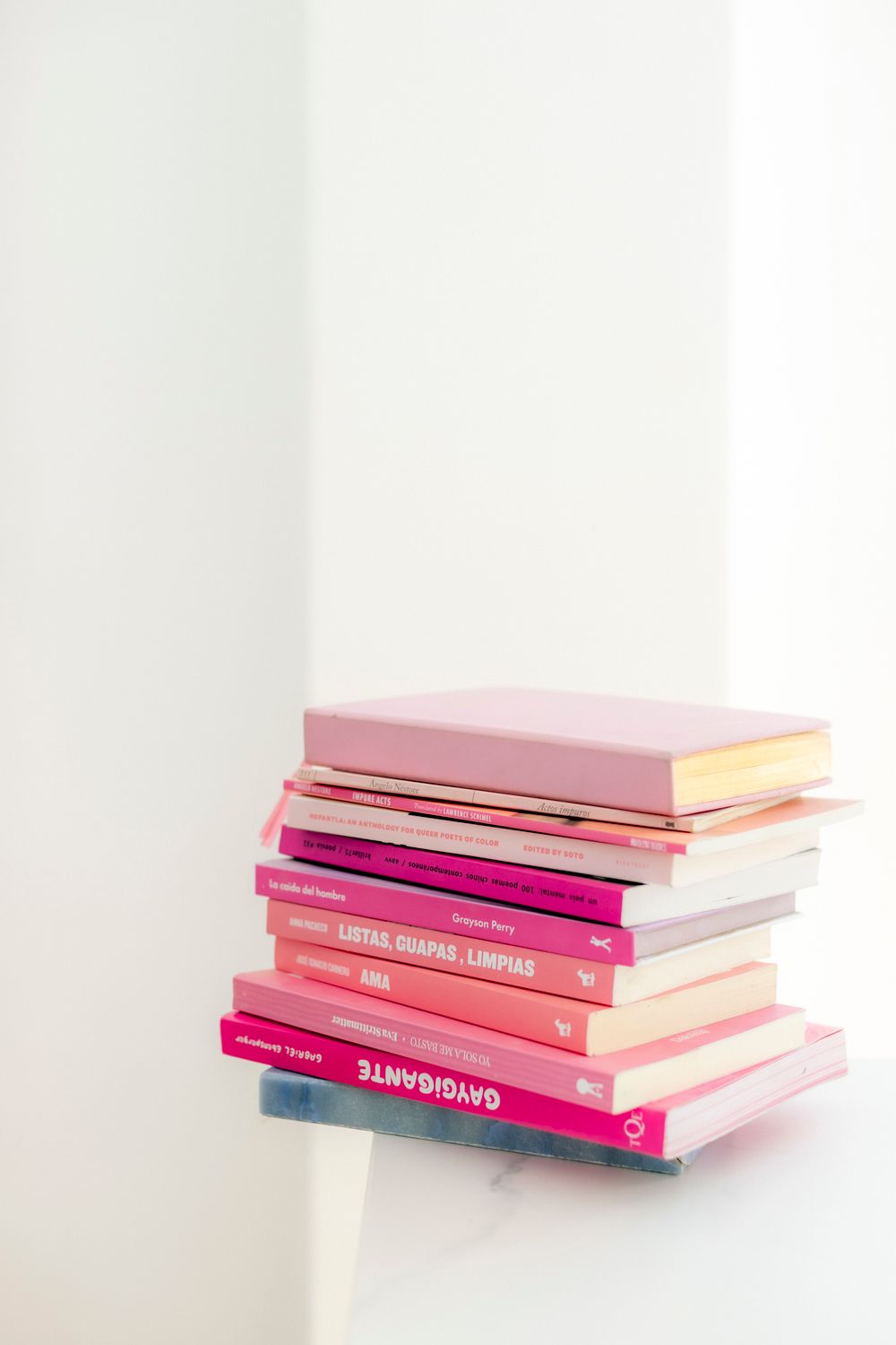 Ordinateur et carnet ouvert sur bureau structuré
