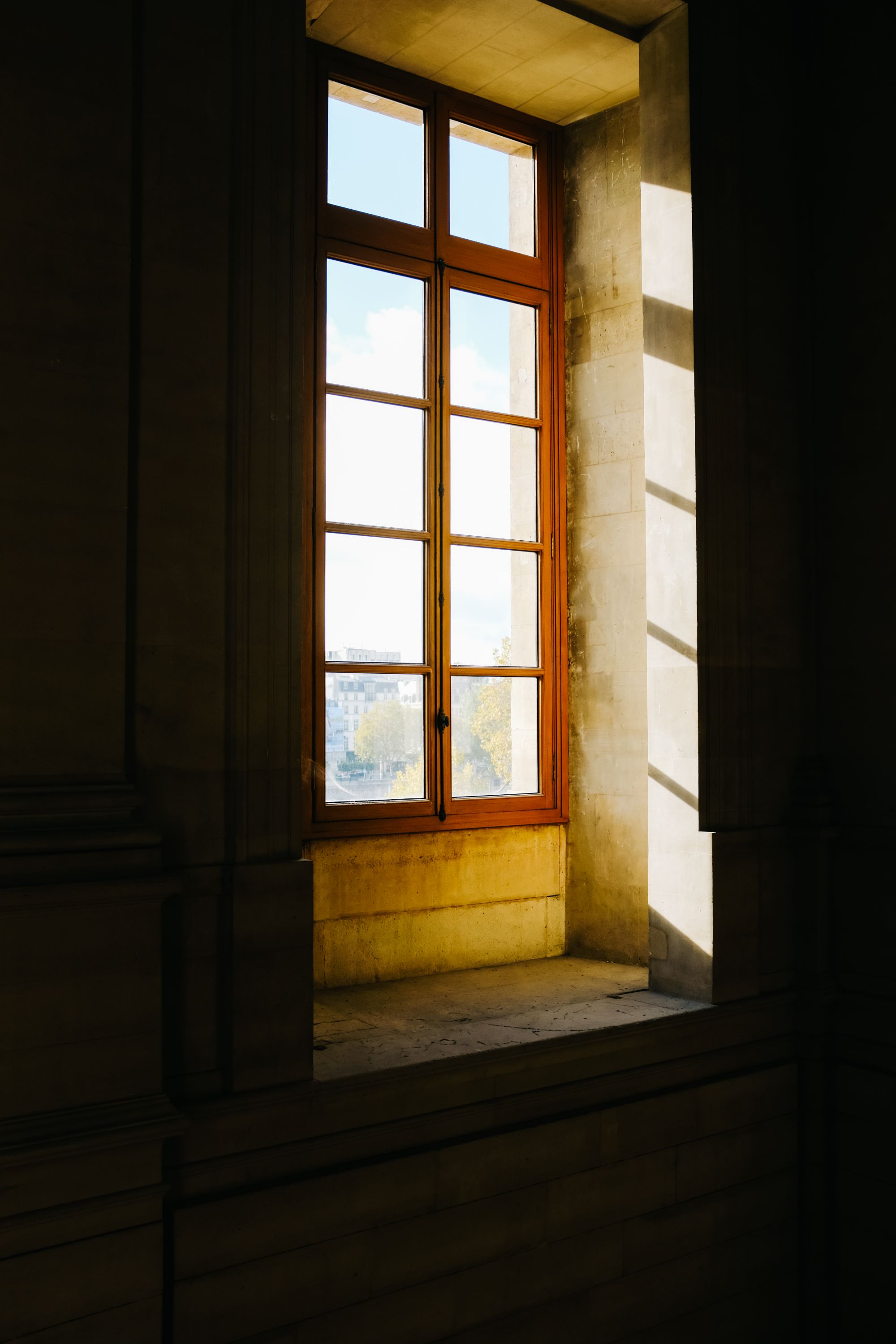 Lumière douce et calme sur espace méditation minimal