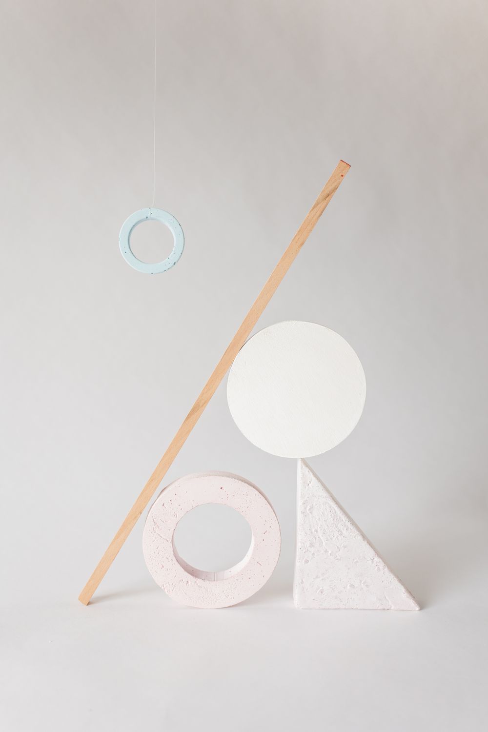 Espace créatif avec outils et lumière claire pour créer une offre