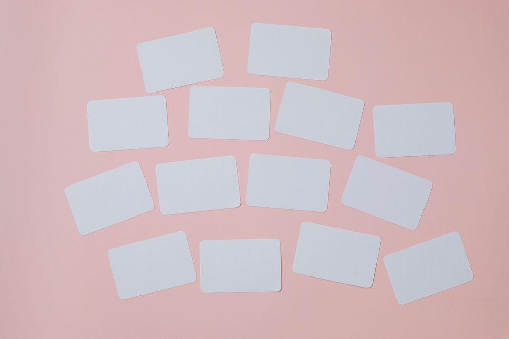 Espace calme avec carnet et stylo sur table épurée