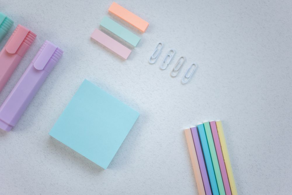 Espace de création lumineux avec carnet et stylo