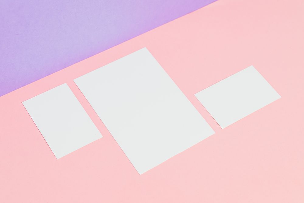 Document et stylo sur bureau épuré