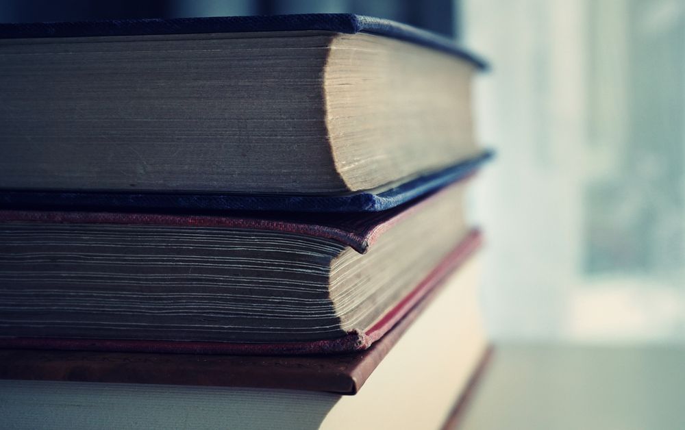 Ordinateur et carnet ouvert sur bureau épuré