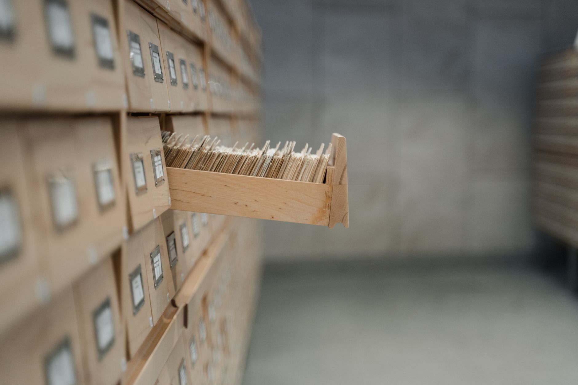 Feuille de suivi et carnet sur bureau organisé