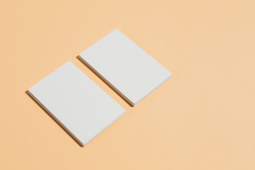 Écran et carnet sur table claire avec lumière naturelle