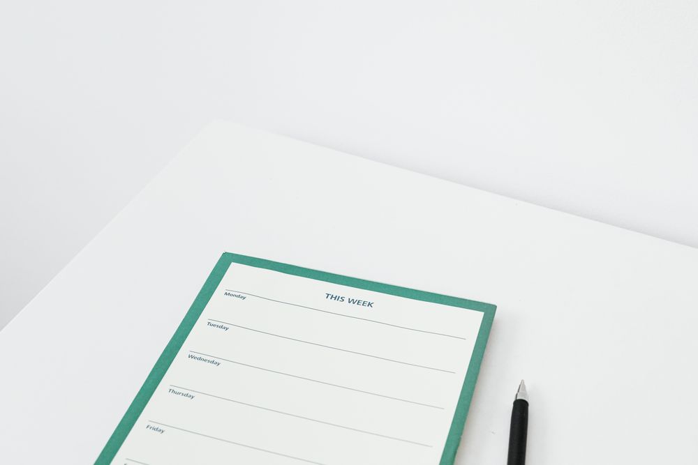 Agenda et planning sur bureau bien organisé