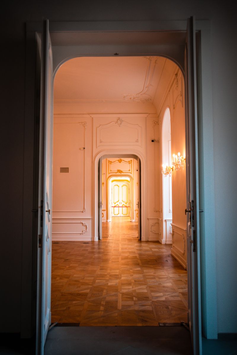 Main posée sur un carnet, lumière de côté, atmosphère de réflexion