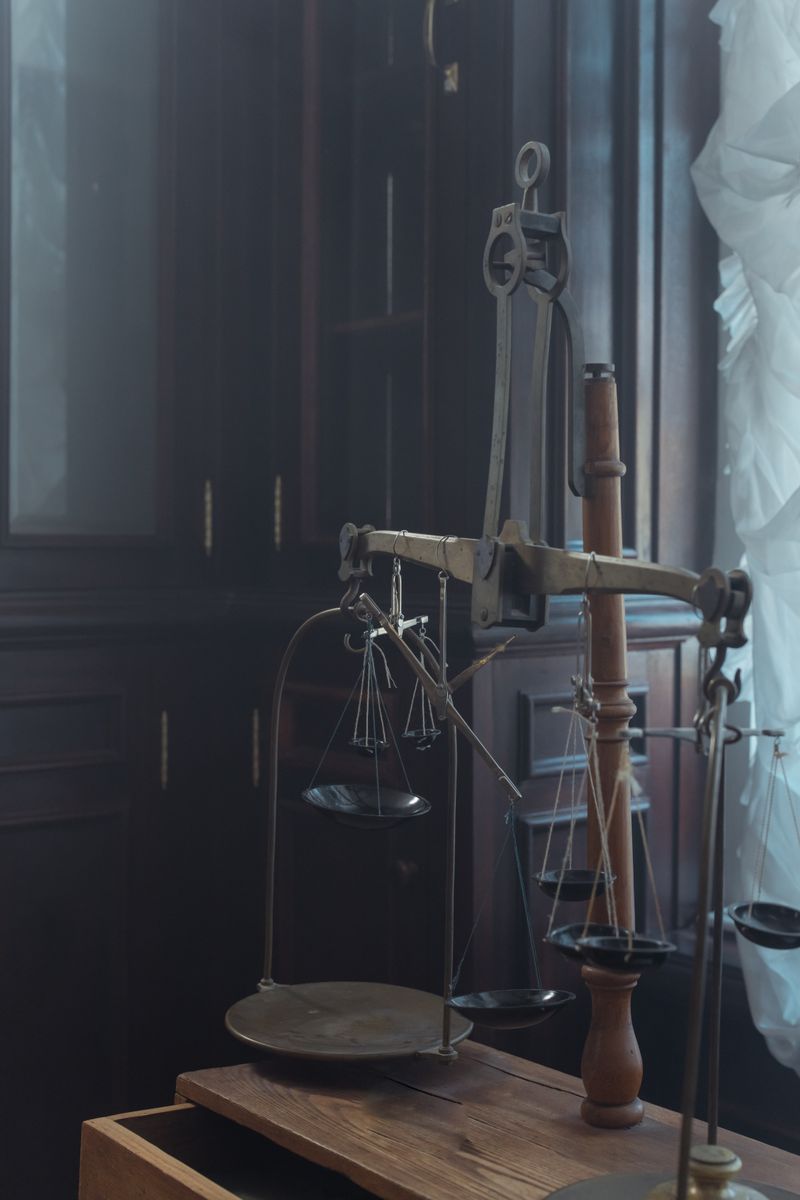 Lumière douce et formes abstraites évoquant le lien