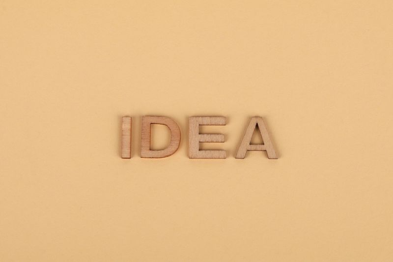 Le mot idée en lettres claires sur fond crème